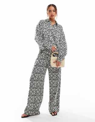 Selected Femme - Pantaloni in raso con stampa astratta multicolore in coordinato