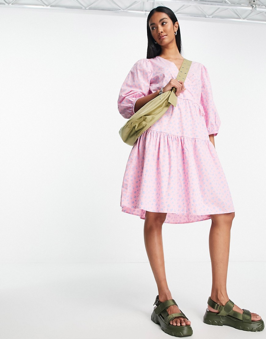 selected femme - rosa blommig miniklänning i bomull med panelsydd kjol och omlottdesign-pink