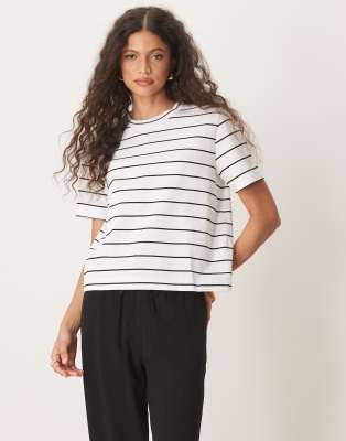 Selected Femme - T-Shirt in Weiß mit schwarzen dünnen Streifen-Marineblau