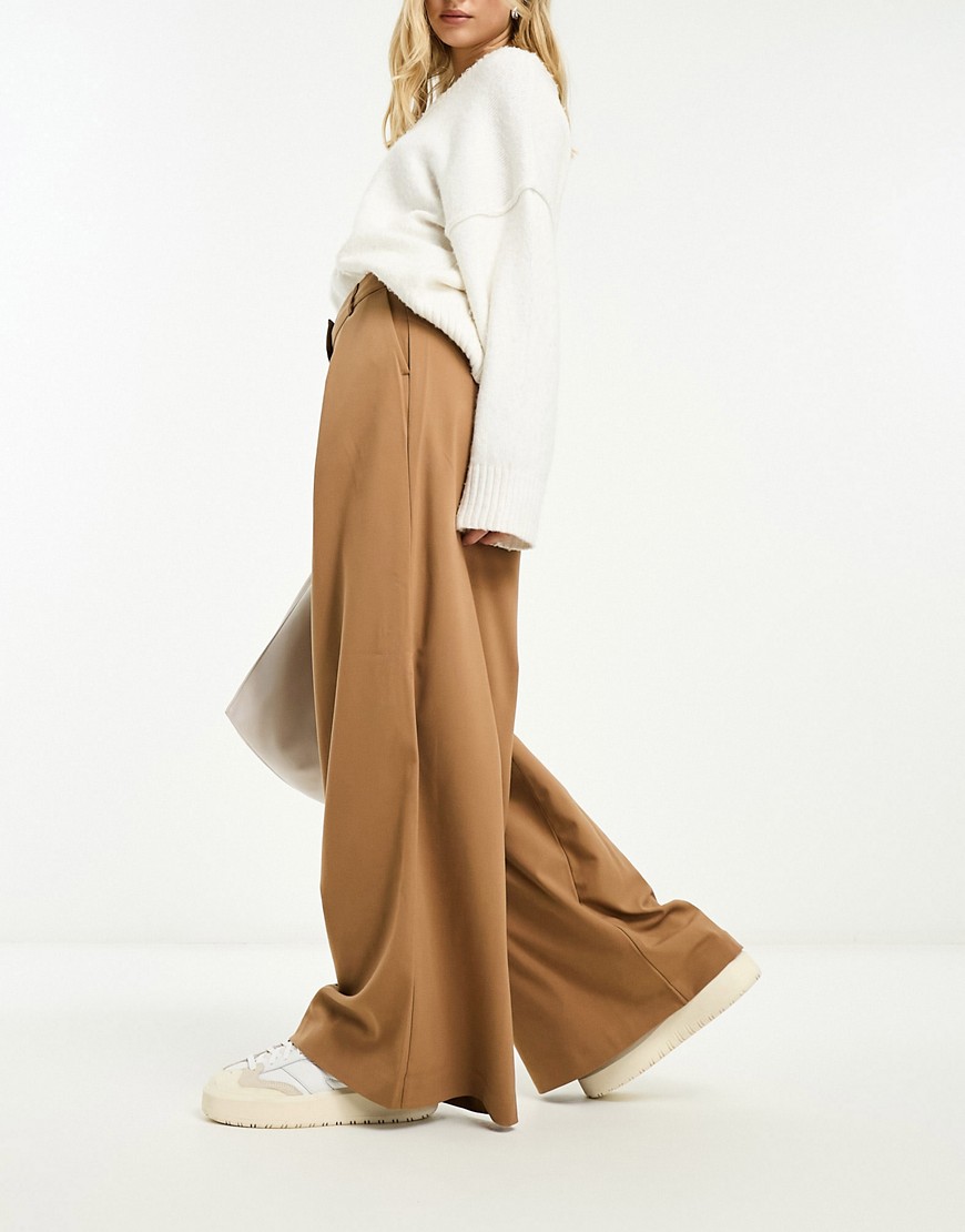Selected Femme tailored wide leg trousers with pleat front in camel-Brown