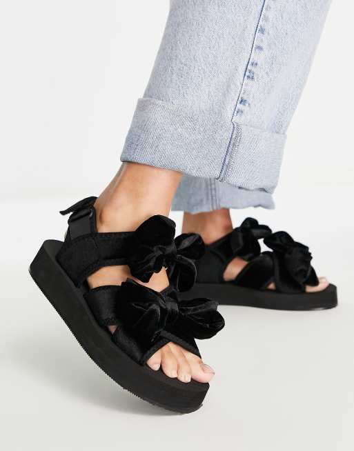 Black sandals with discount bow on top