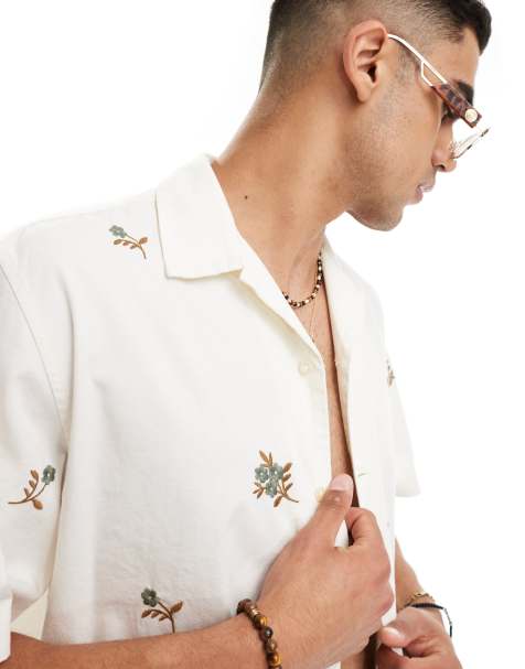 Selected Homme – Hemd in Cremeweiß mit Reverskragen und verstreuter Blumenapplikation - view 1