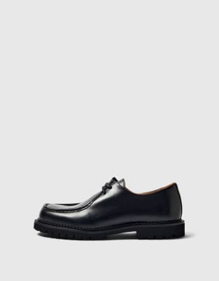  Moc-toe shoes 