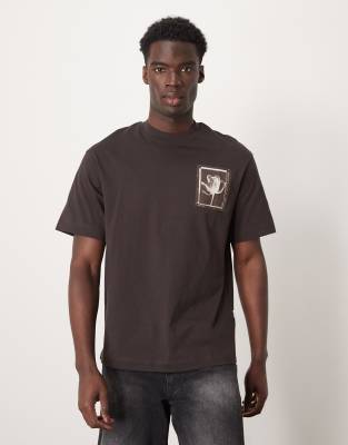 Selected Homme oversized t-shirt in brown with flower chest print φωτογραφία