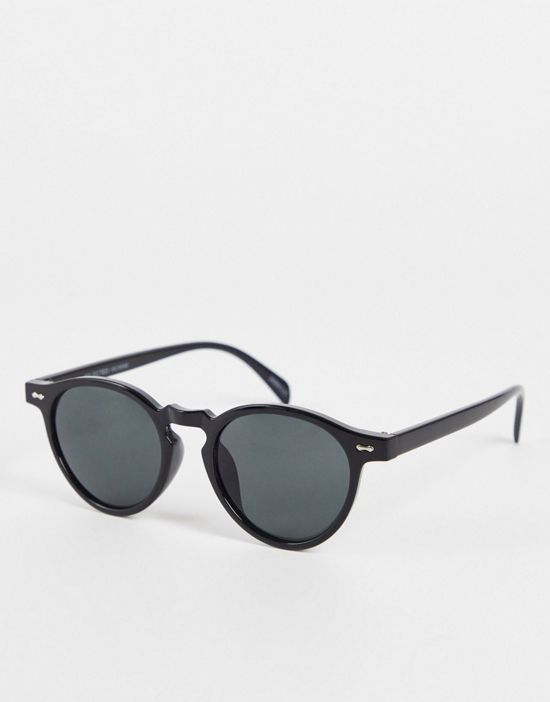 https://images.asos-media.com/products/selected-homme-round-sunglasses-in-black/202474499-1-blacks510800?$n_550w$&wid=550&fit=constrain