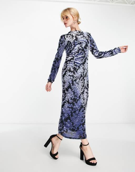 Selected – Langärmliges Midikleid in Blau mit Blumenmuster in Ausbrenner-Optik