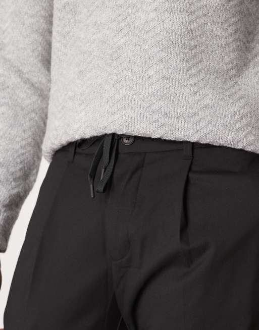 Selected – Locker geschnittene, schmal zulaufende Hose in Schwarz mit Kordelzug am Bund , 4 von 5