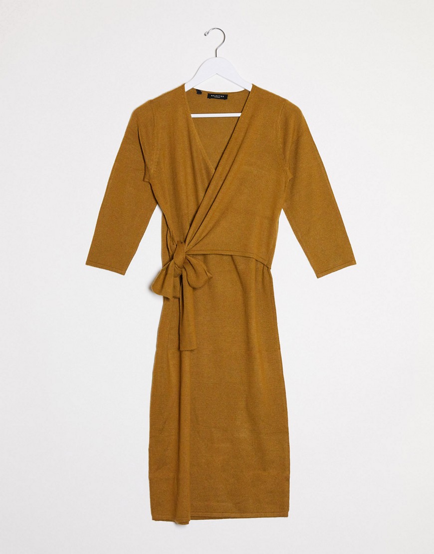 Selected - Naya - Midi-jurk met overslag met knoopsluiting in bruin