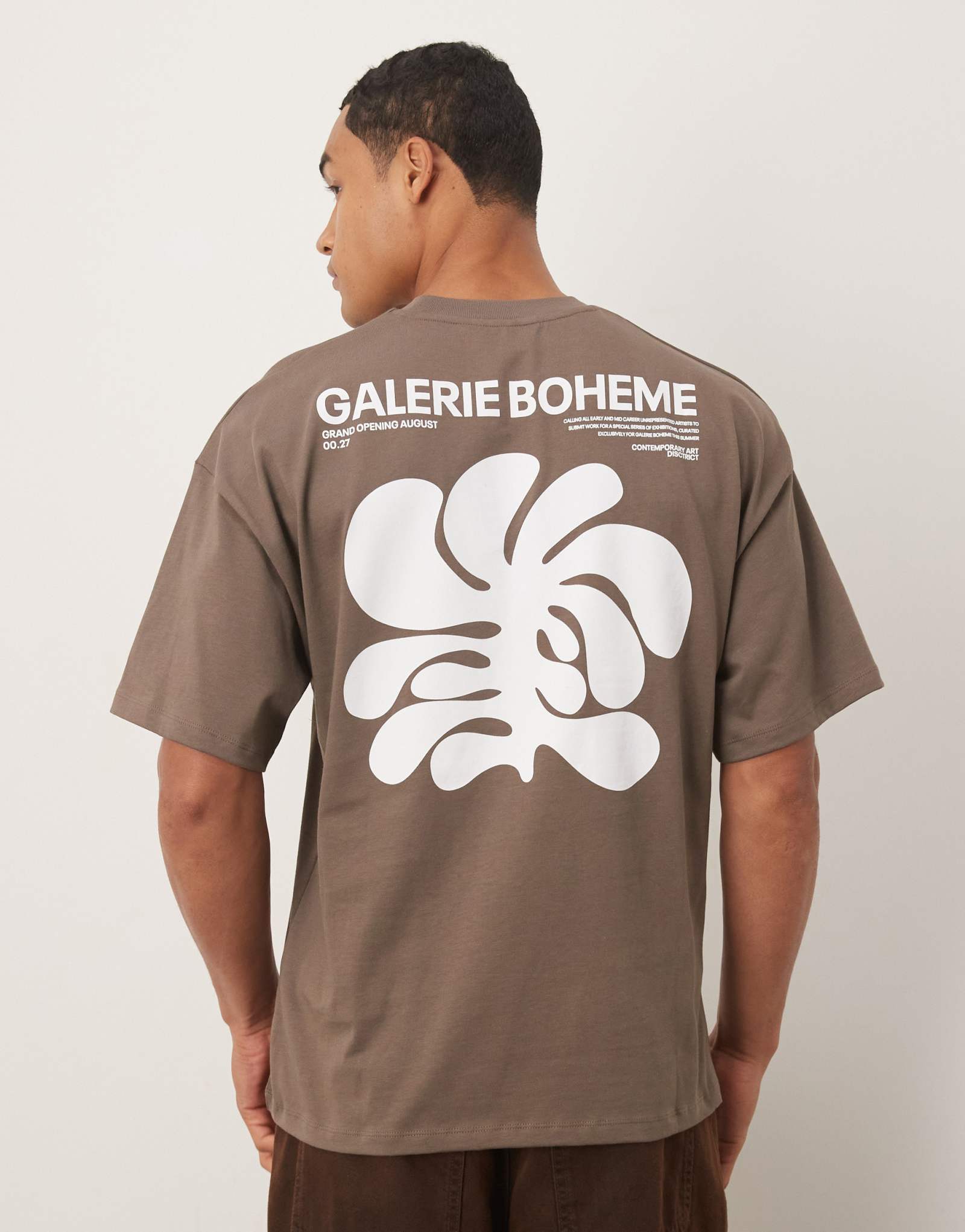 Выбранная футболка оверсайз коричневого цвета с принтом art exhibition на спине