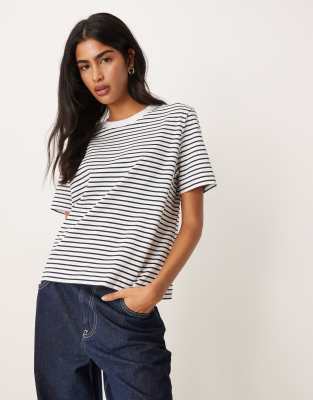 Selected - T-Shirt in Weiß mit schmalen schwarzen Streifen-Bunt