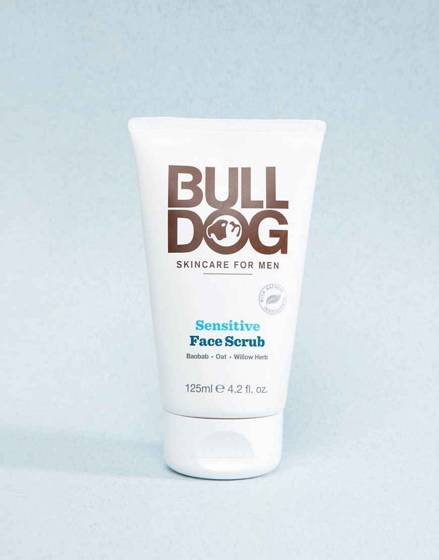 Sensitive ansigts scrub 125 ml fra Bulldog-Ingen farve