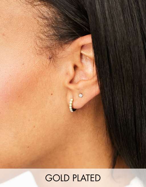 Seol + Gold - 18k vergulde vermeil huggie oorbellen met opaal 