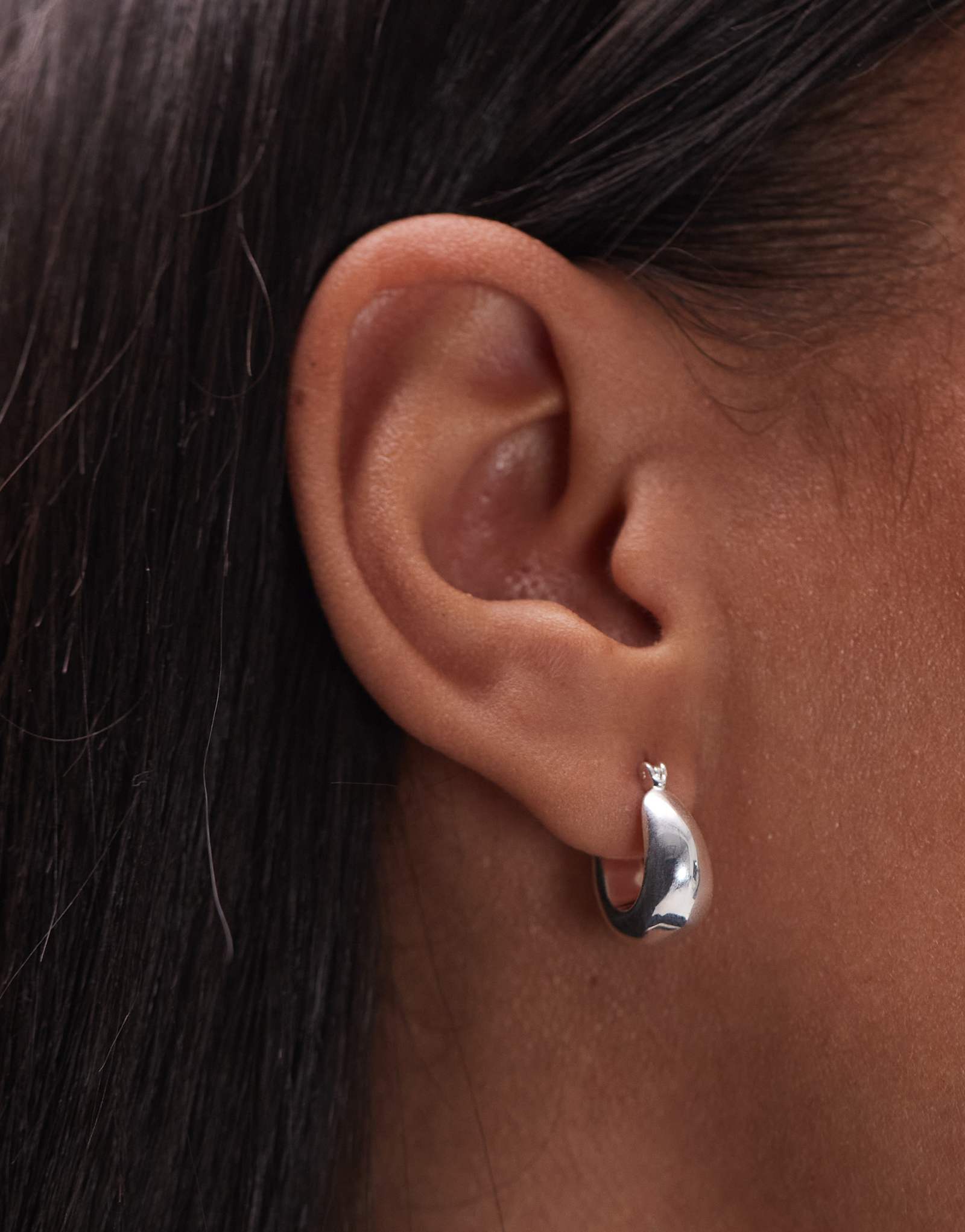 Массивные изогнутые креольские серьги-кольца Seol + Gold из чистого серебра