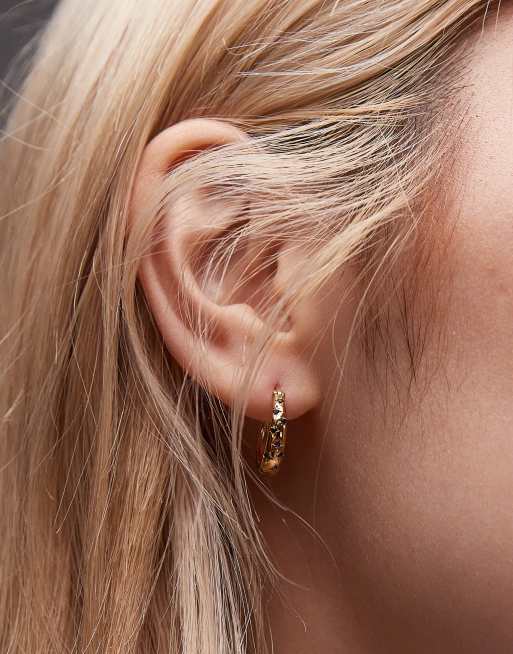 Seol + Gold – Mini-Creolen aus 18-karätigem Gold-Vermeil mit sternförmigen Schmucksteinen in Saphir-Optik