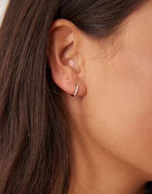 pearl huggie hoop earrings in 18kt gold vermeil