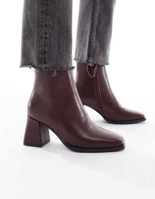 SEQWL - Ankle-Boots in Kirschrot mit mittelhohem Blockabsatz