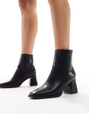 SEQWL - Ankle-Boots in Schwarz mit mittelhohem Blockabsatz