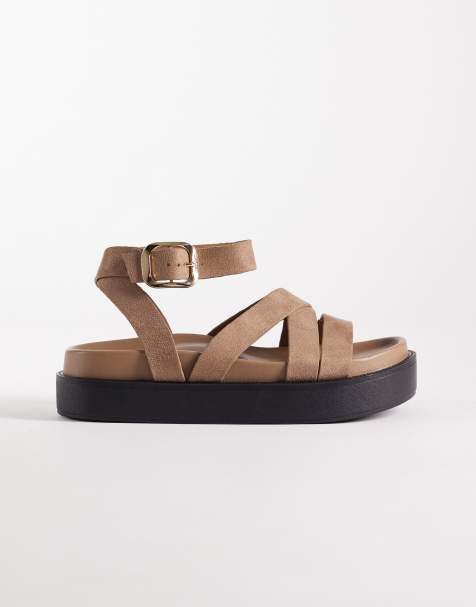 SEQWL – Brungrå flatform-sandaler i mockaimitation med smala remmar - view 1