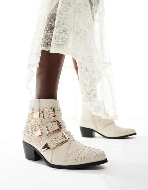 SEQWL - Cattle - Stivali stile western color panna con borchie e fibbie