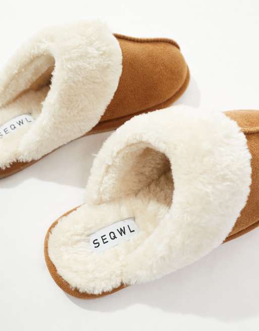 SEQWL Chaussons style mules en fausse fourrure Sable ASOS