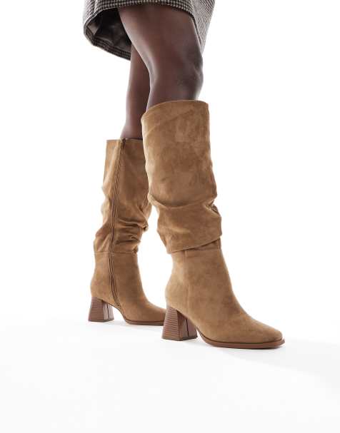 SEQWL – Fisher – Locker sitzende, kniehohe Stiefel in Taupe mit Blockabsatz - view 1