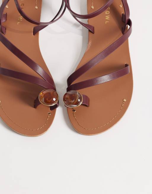 SEQWL – Flache Riemchensandalen in Burgunderrot mit verzierter Zehenschlaufe, 2 von 4