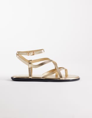 SEQWL - Flache Riemchensandalen in Gold mit Schnalle-Goldfarben