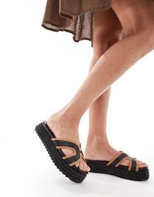 SEQWL - Flatform-Sandalen in Schwarz aus Bast mit Riemen-Design