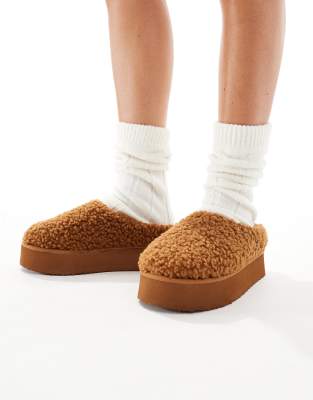 SEQWL - Flauschige Teddyfell-Mules in Braun mit flacher Plateausohle-Brown