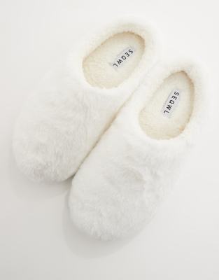 Seqwl Fluffy Mule Slippers In White