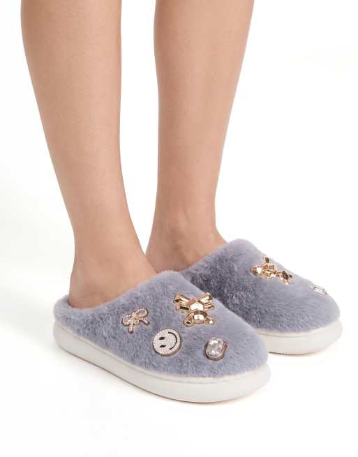 SEQWL Fluffy mule slippers warm slip ons with charm details in grey, 3 of 5