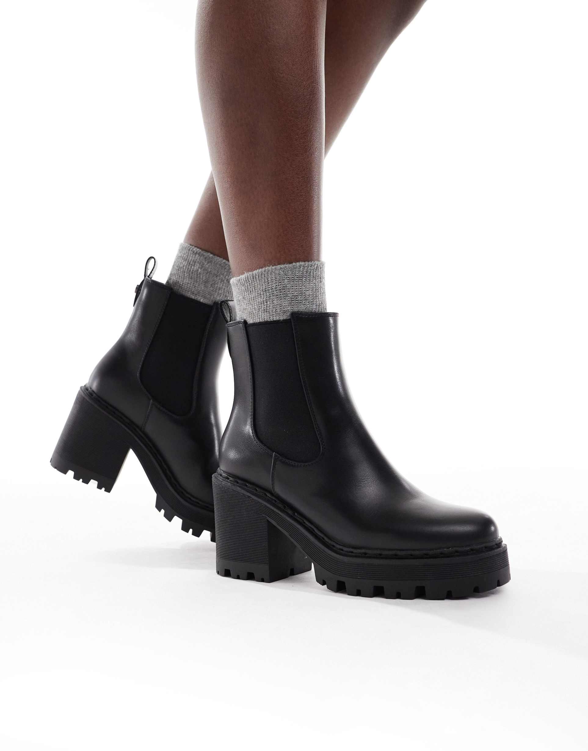 seqwl fuzzy chunky chelsea boots in black