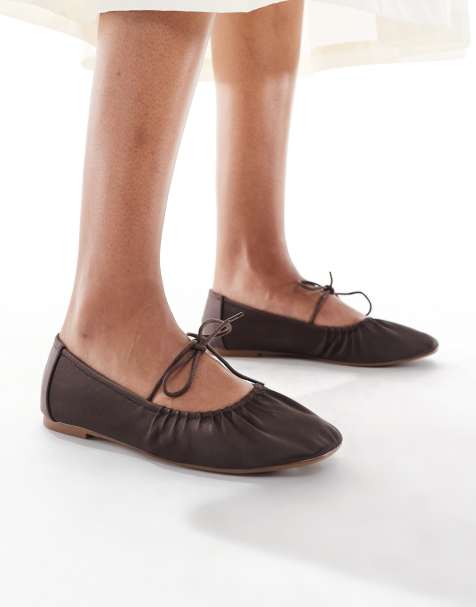 SEQWL – Iris – Satin-Ballerinas in Schokobraun mit Raffung und Bindedetail - view 1