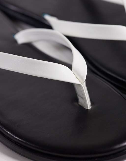 SEQWL – Jelly-Zehenstegsandalen in Schwarz mit weißem Riemen, 2 von 4