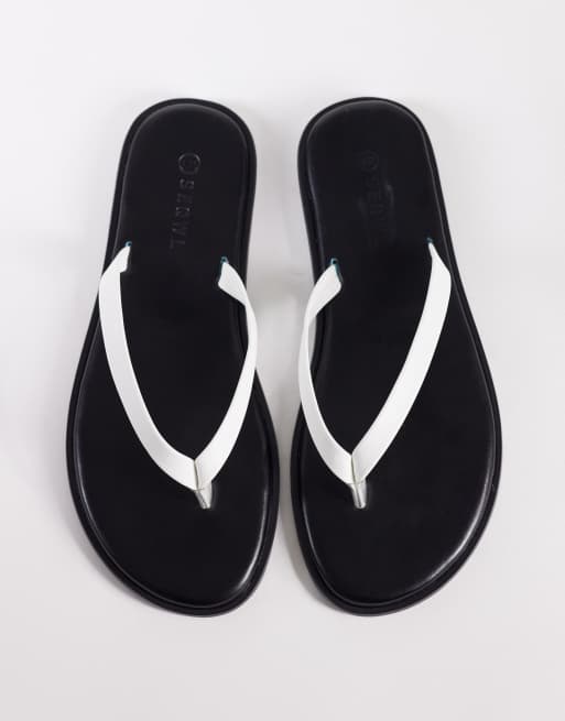 SEQWL – Jelly-Zehenstegsandalen in Schwarz mit weißem Riemen, 3 von 4