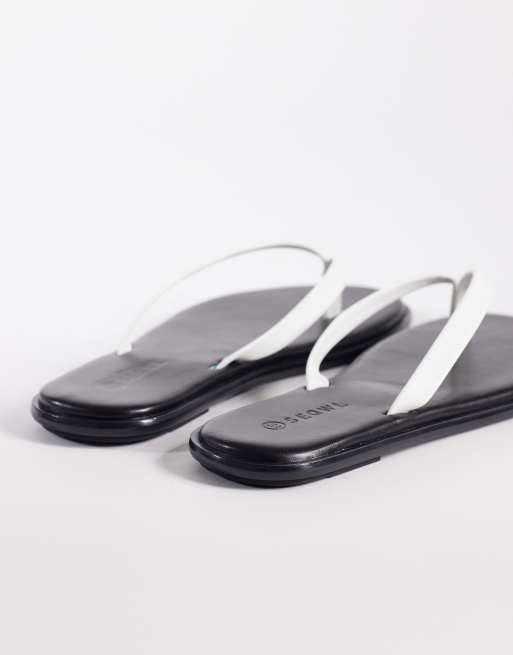 SEQWL – Jelly-Zehenstegsandalen in Schwarz mit weißem Riemen, 4 von 4