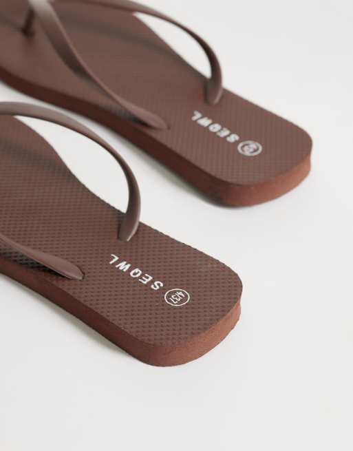 SEQWL klapki typu flip-flop z kwadratowymi noskami w kolorze brązowym, 4 z 4