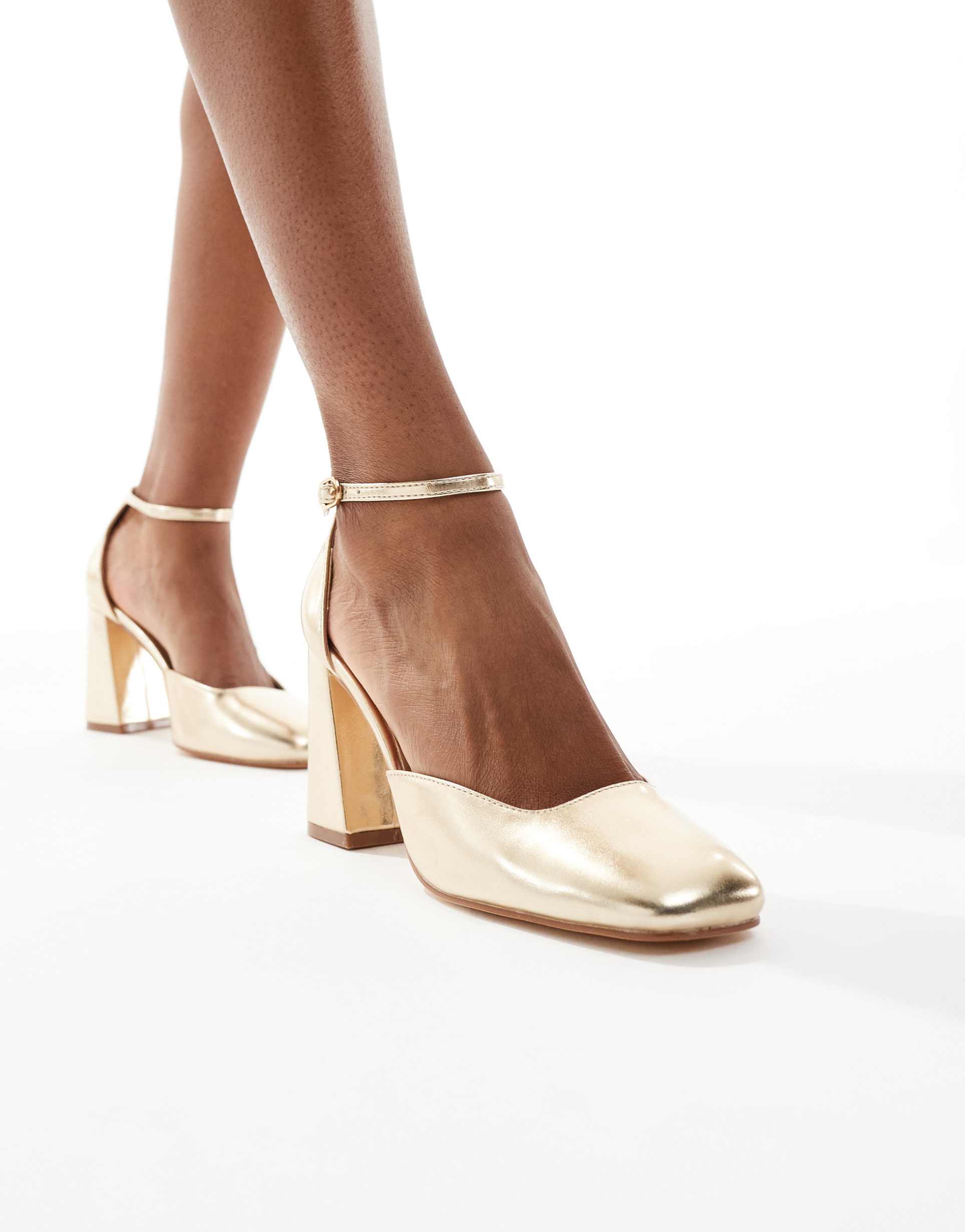 seqwl levante block heeled shoes in pu gold