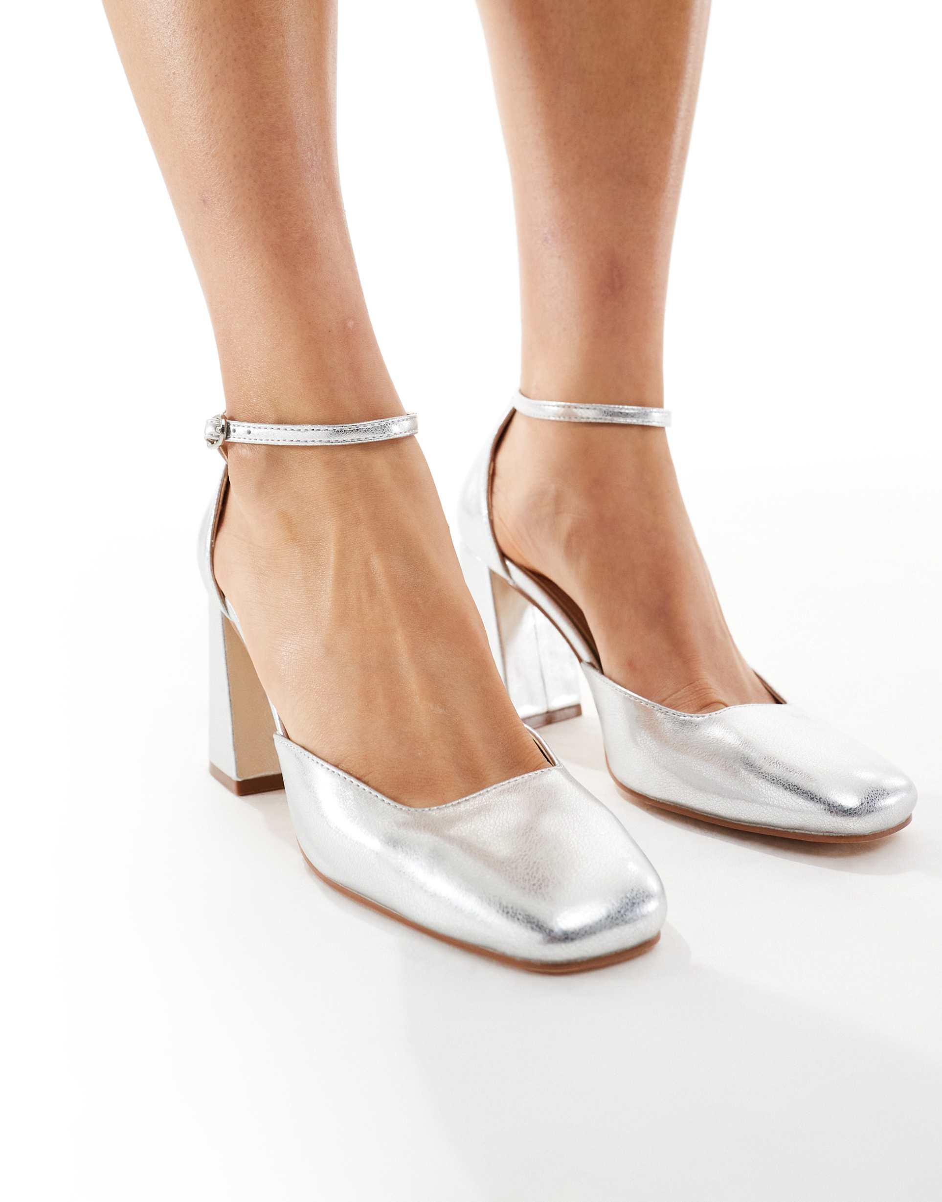 seqwl levante block heeled shoes in pu silver