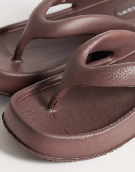 SEQWL - Mokkabrun flatform-sandaler med kilehæl og tårem, 4 af 4