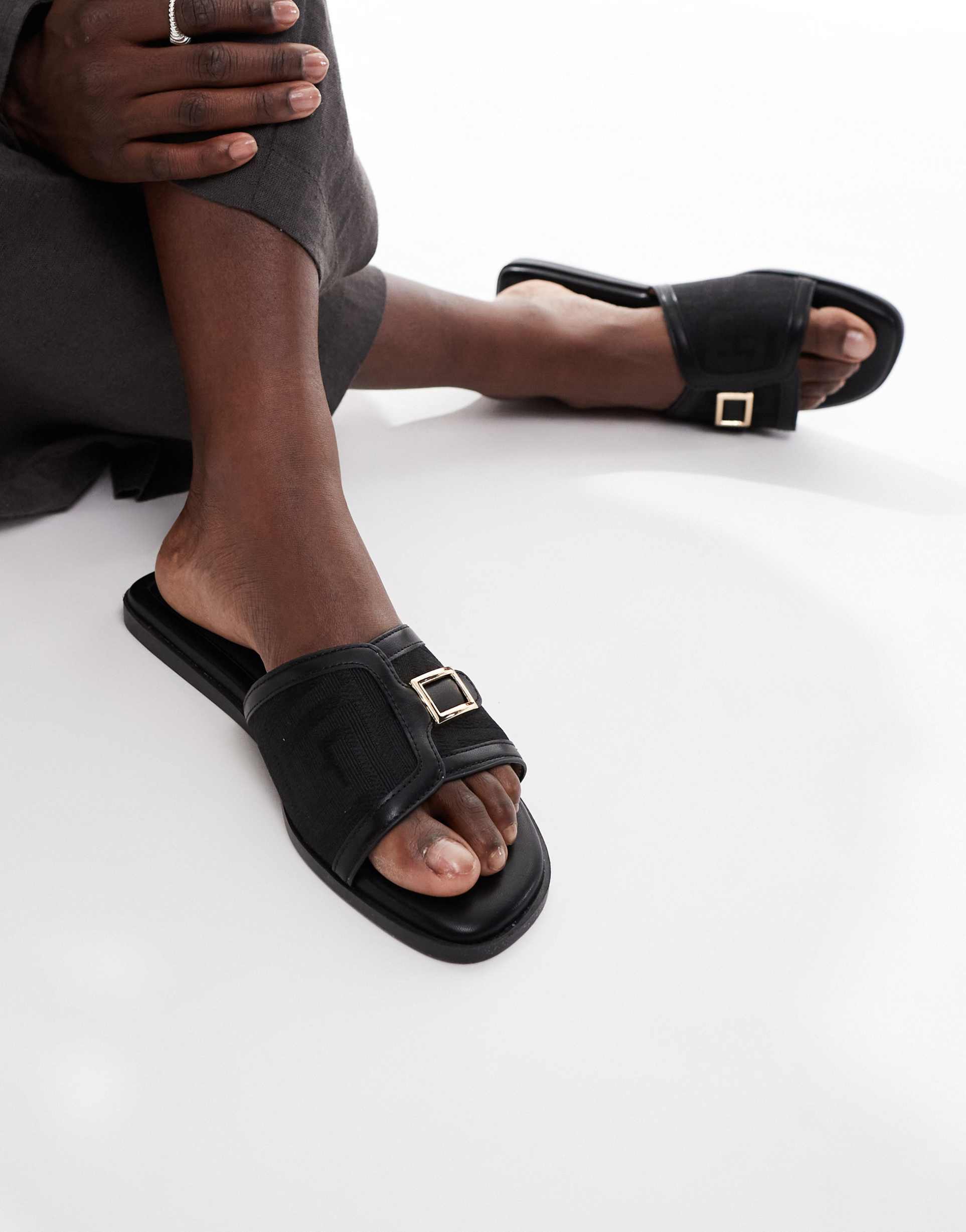 seqwl murray buckle detail flat sandals in black