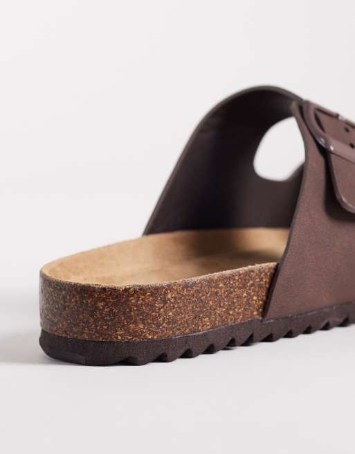 SEQWL - Olsen - Platte sandalen met dubbele gesp en brede pasvorm in bruin, 4 van 4