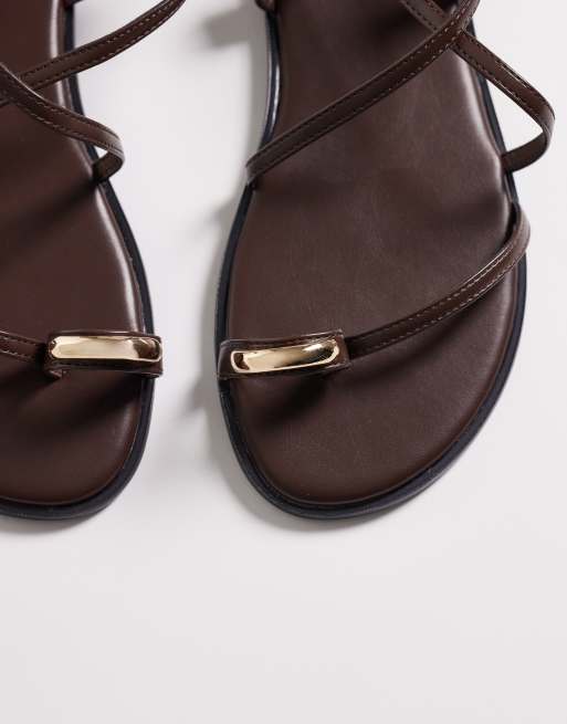 SEQWL - Platte sandalen met brede pasvorm, bandjes en gouden versiering in bruin, 2 van 4