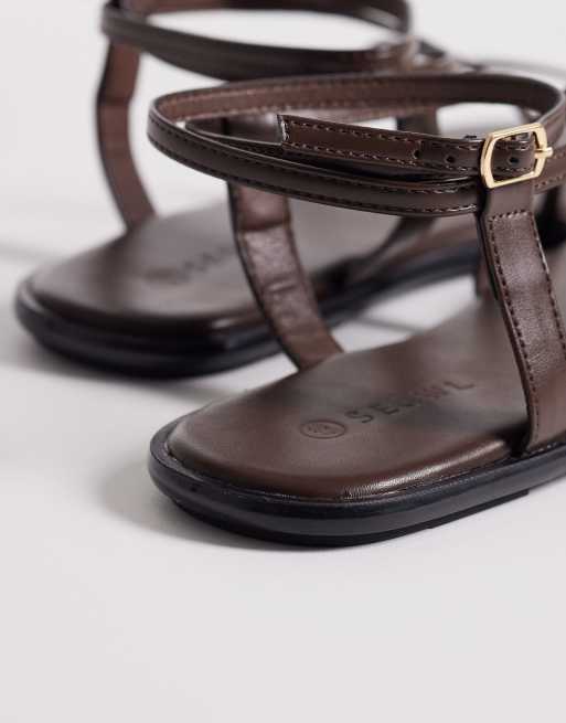 SEQWL - Platte sandalen met brede pasvorm, bandjes en gouden versiering in bruin, 3 van 4