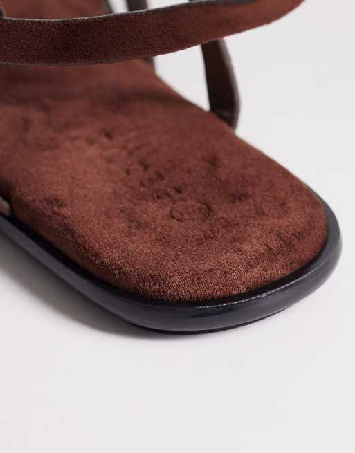 SEQWL - Platte sandalen van imitatiesuède met bandjes en gespdetail in bruin, 3 van 4
