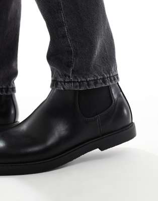 Seqwl Round Toe Chelsea Boots In Black