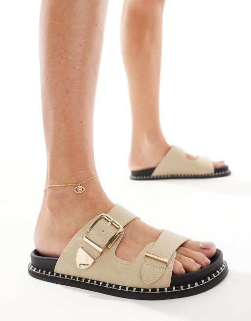 SEQWL - Sandali bassi color crema con borchie a contrasto sulla suola