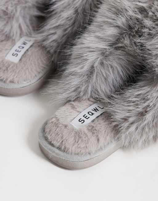SEQWL Smarties Hausschuhe mit flauschigem Bommel in Grau, 4 von 4