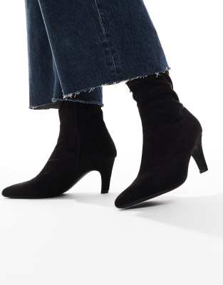 SEQWL - Starburst - Sock Boots aus Wildlederimitat in Schwarz mit Kitten-Absatz