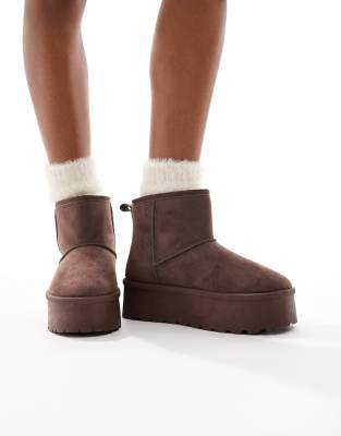 SEQWL - Stiefel in Braun mit flacher Plateausohle-Brown